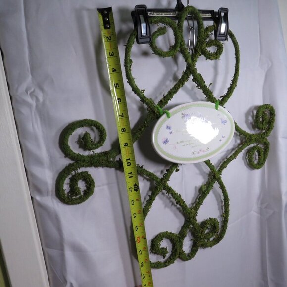 Green Botanical Wreath with "Family" Ceramic Plaque Faux Moss Thick Metal - Picture 9 of 12